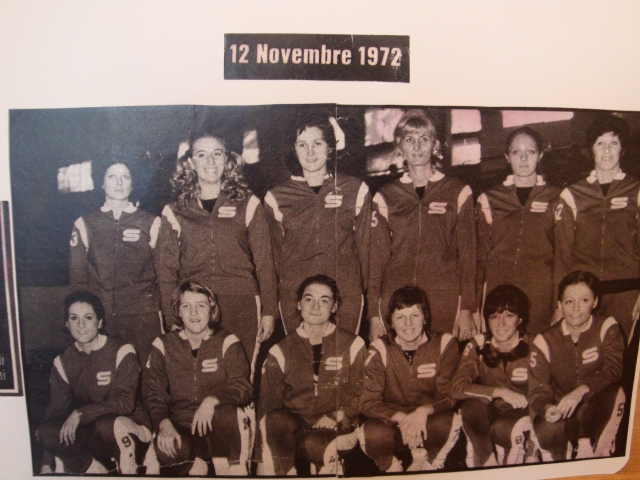 Standa Milano 1972 composta da (in piedi) Tessarolo, Vaghi, Ghirri, Bitu, Fiorio, Milocco e (accosciate) Costa, Bozzi, Giammona, Apostoli, Alderighi, Pareschi.